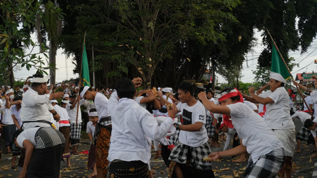 Tradisi Mesalaran atau Metimpugan Tipat Bantal Desa Adat Padang Luwih
